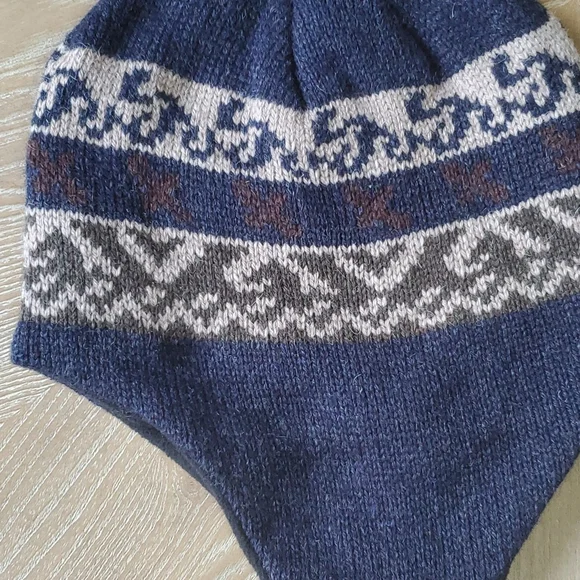 Earflap knit hat with tassels - Picture 2 of 6